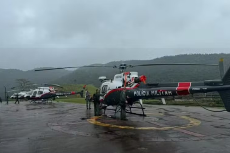 Corpos de vítimas de queda de helicóptero em SP são retirados da mata e seguem por terra para o IML