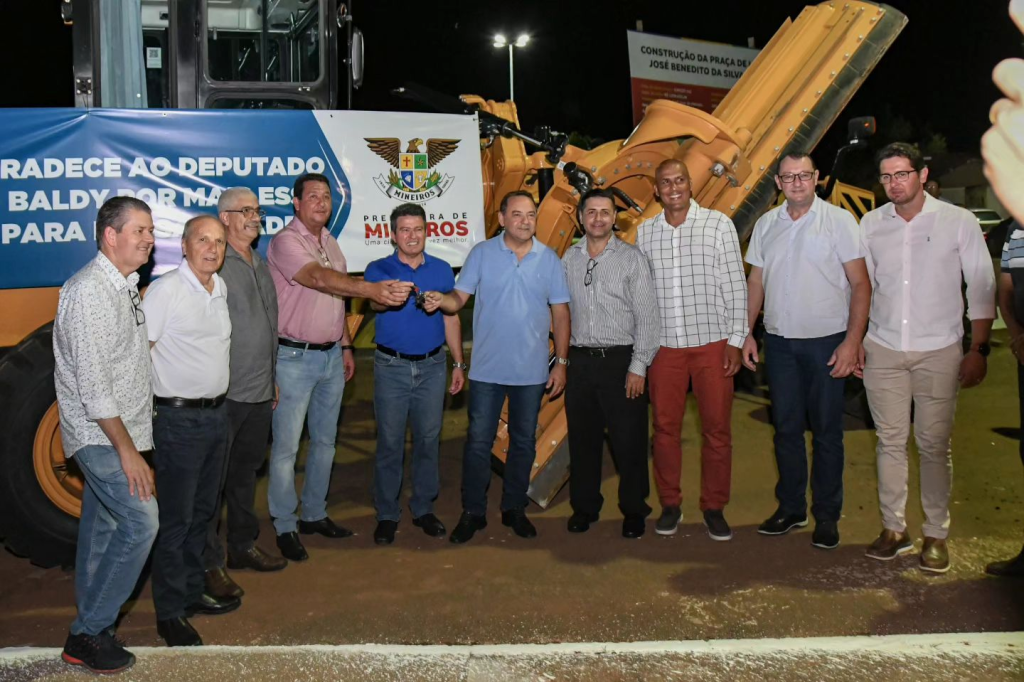 O prefeito Aleomar Rezende inaugurou na noite desta sexta-feira (16/02), no Jardim das Perobeiras, a Praça de Lazer José Benedito da Silva Neto.