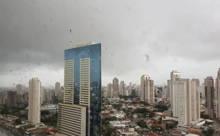 Alívio do calorão: frente fria traz tempestades para Goiás